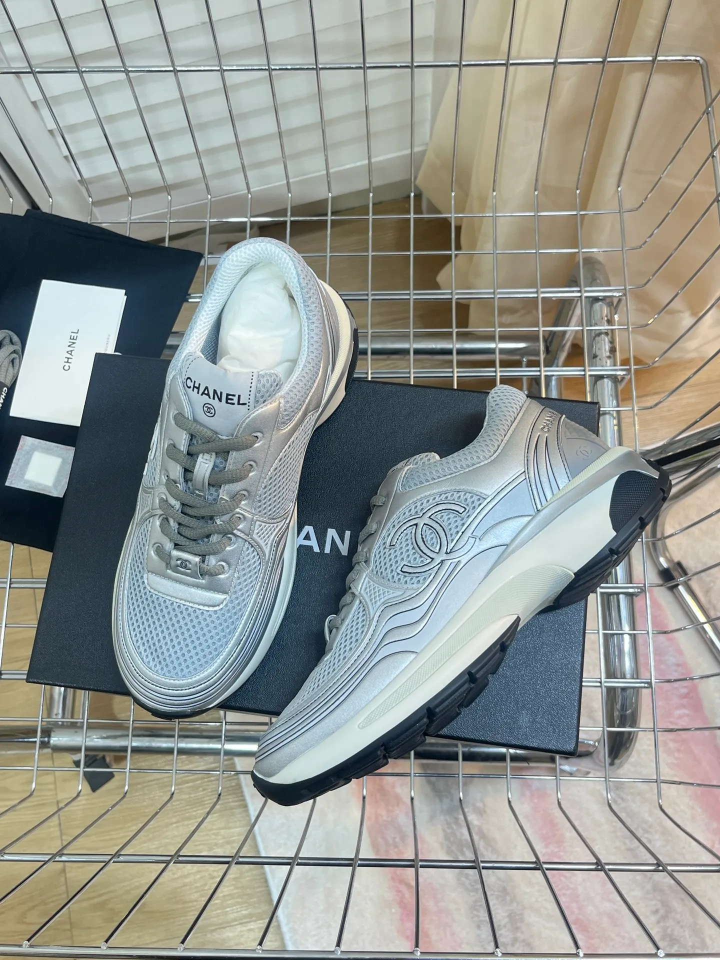 👟👟Ex-factory price 640👟👟 Men +10chanel Chanel 2023 early spring vacation series latest casual sports shoes silver white, gold white, silver gray, black and red! Incomparably beautiful and easy to wear, very light, the lining is also super soft, super comfortable, the upper is breathable, the color is high-end and durable, versatile. Upper: cowhide and cloth stitching. Lining: breathable mesh. Original foam combination outsole. Size: 35-45.